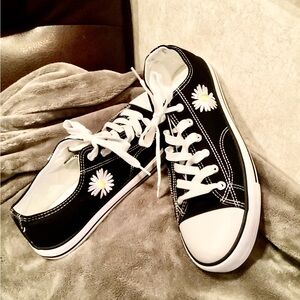 NWOT Black & White ZY Canvas Shoes. Daisy Flower Embroidery, Size: US 11 / EU 42